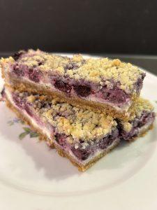 Cheesecake met blauwe bessen en crumble