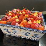 Citroen tiramisu met vers fruit en eetbare bloemetjes